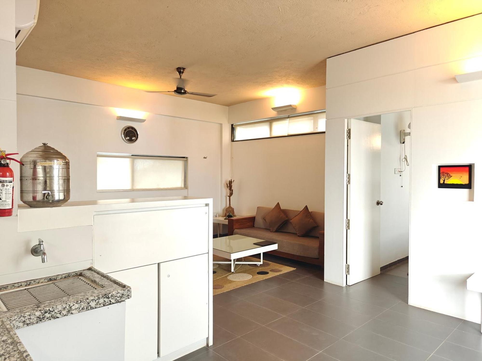 Chandralok Service Apartments コールハープル エクステリア 写真
