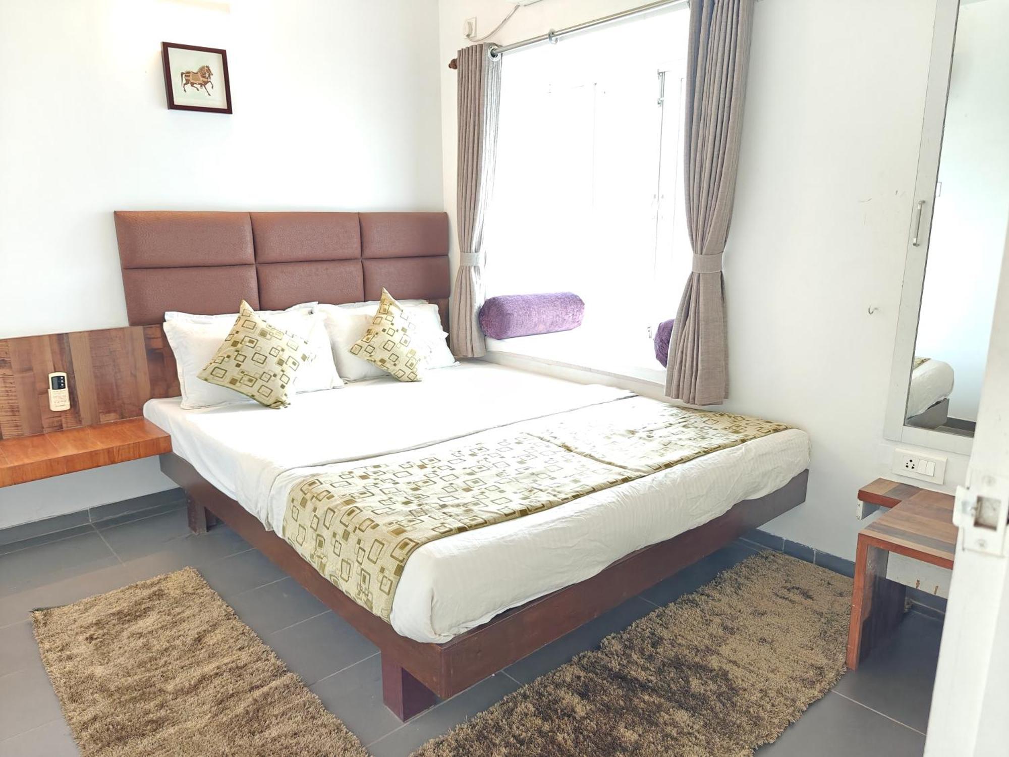 Chandralok Service Apartments コールハープル エクステリア 写真