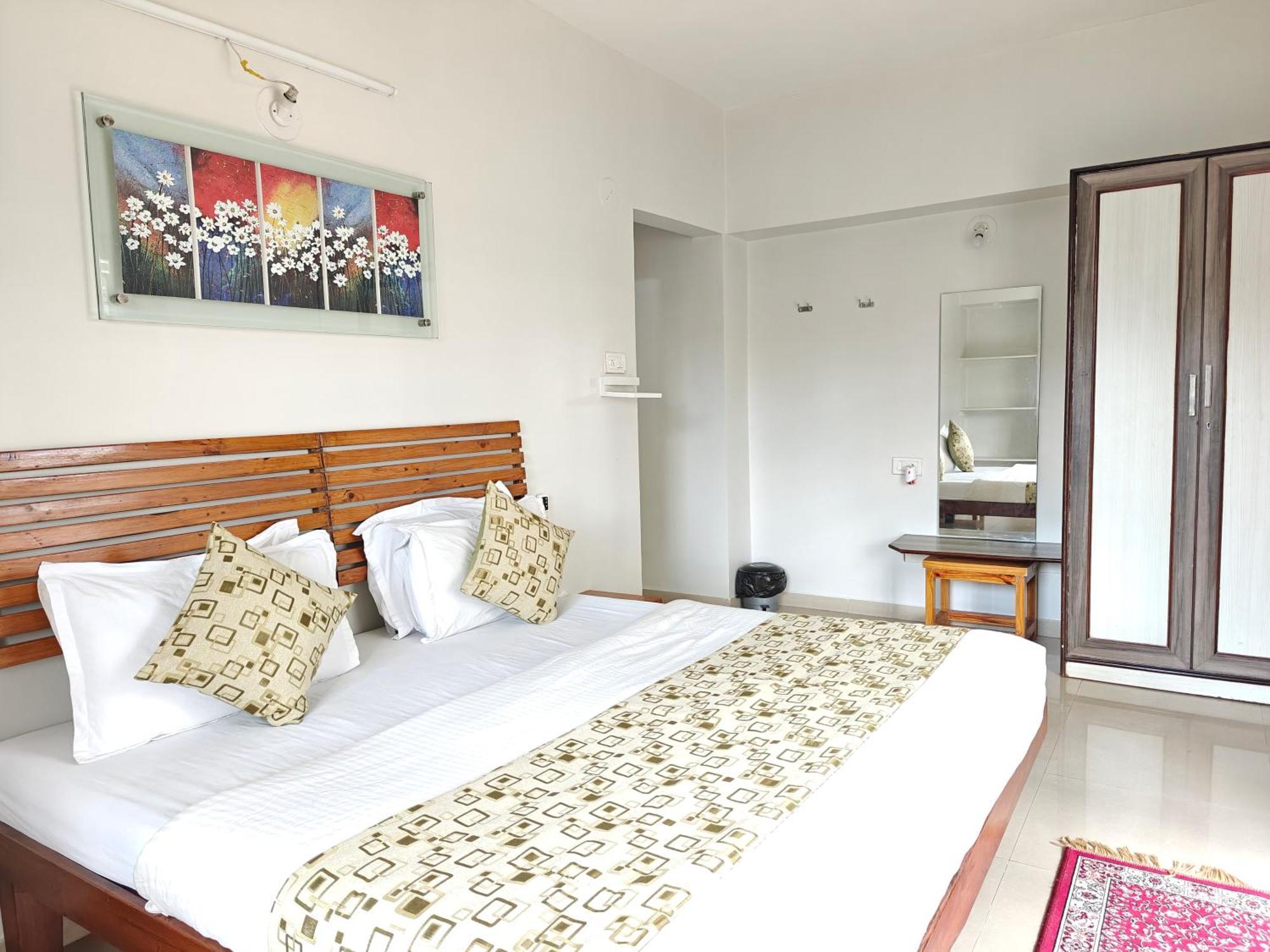 Chandralok Service Apartments コールハープル エクステリア 写真